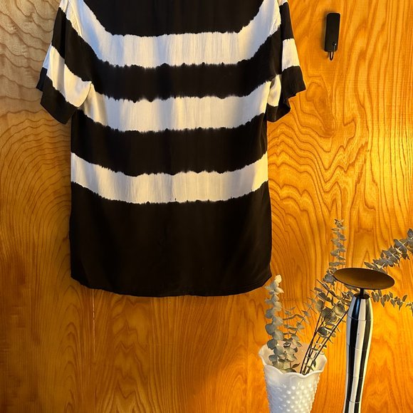 EQUIPMENT 100% Silk V-Neck T-Shirt - Picture 2 of 7